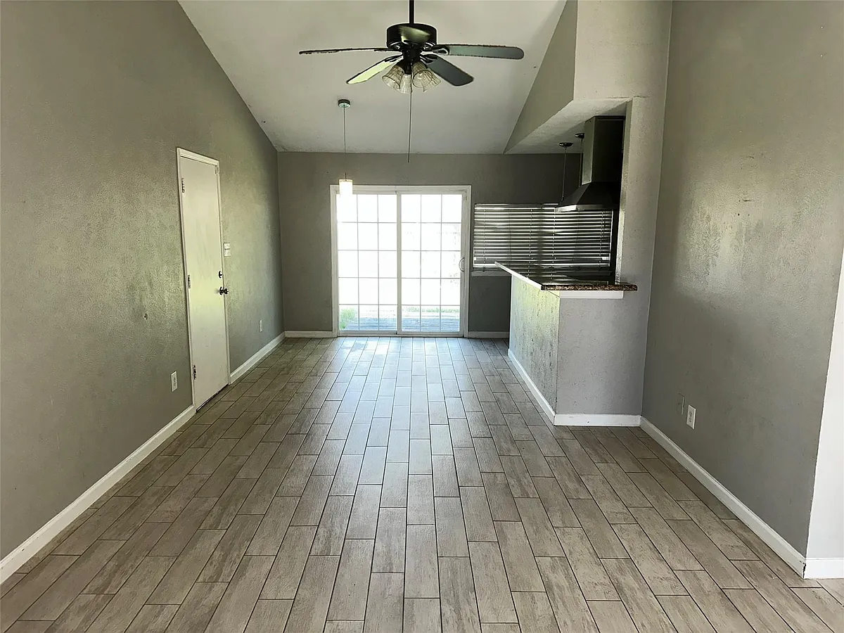 Building Photo - 635 Jeff Davis Dr