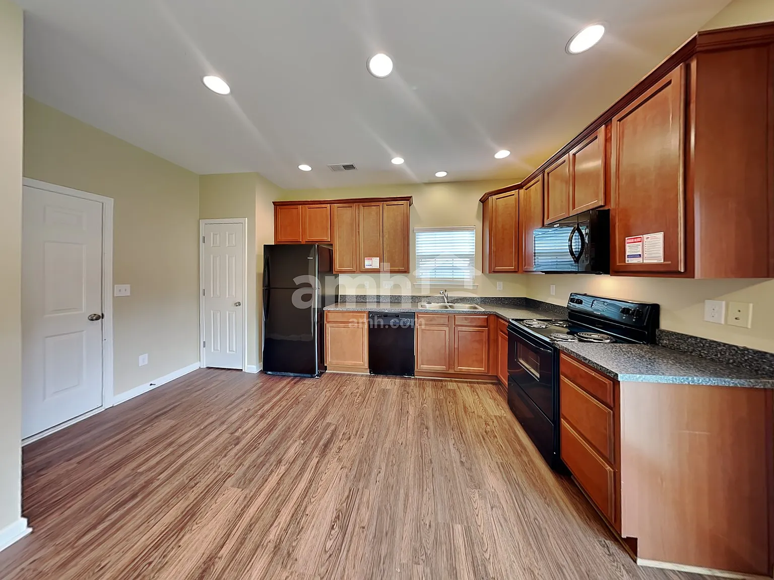 3 bed, 2.5 bath, 1936 sqft, $2,275 — Photo 3