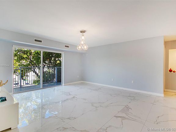 5th image of 947 Lenox Ave APT 301