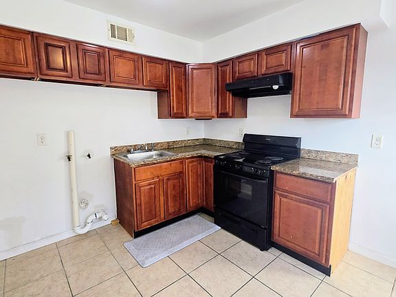 4th image of 2431 Octavia Dr #1
