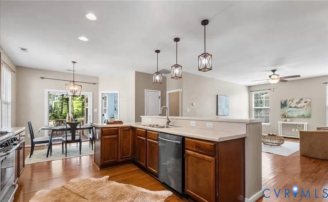 4 bed, 2.5 bath, 2520 sqft, $3,150 — Photo 4