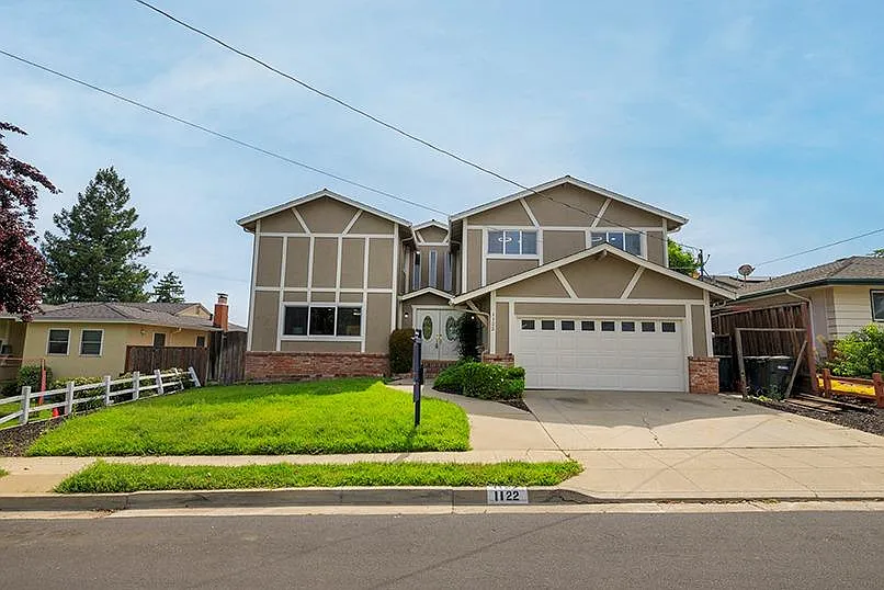 1122 Batavia Ave photo 1