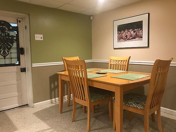 Dining area, 2 extra chairs available