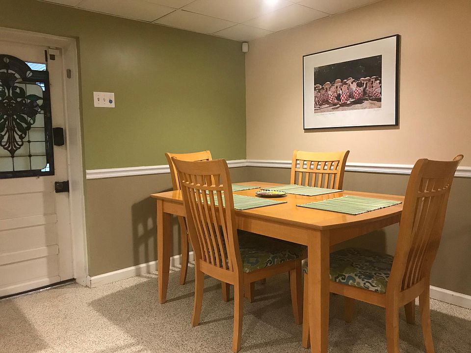 Dining area, 2 extra chairs available