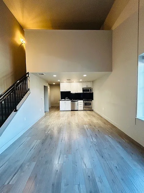 1 bed, 969 sqft, $2,550 — Photo 2