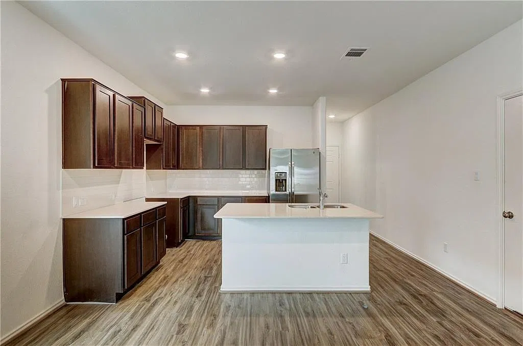 4 bed, 2.5 bath, 2532 sqft, $2,200 — Photo 4