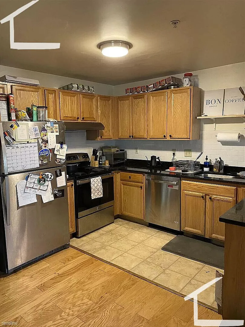 Modern Triplex Apartment with 1 Parking Included. Conveniently Located. NO FEE — Photo 3