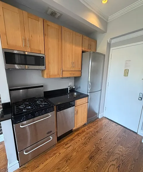 422 E 9th St #9 — Photo 3