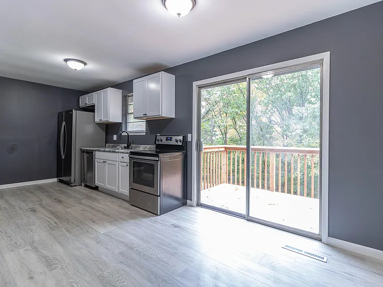 5714 N Maple Ct — Photo 8