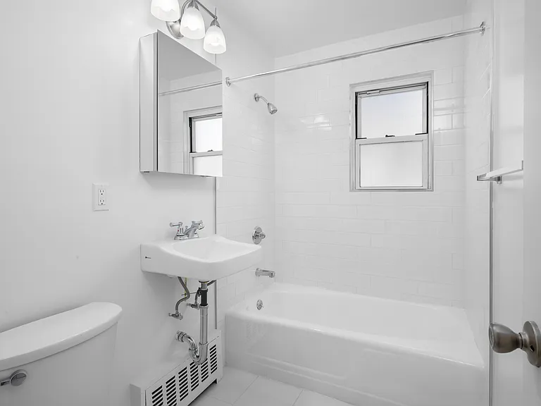 Crestwood Lake Apartments — Photo 59