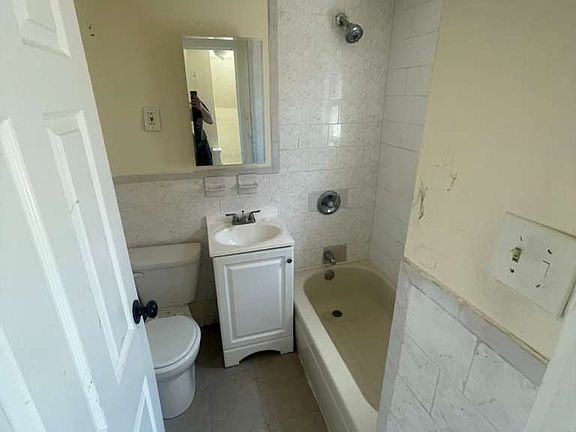 5th image of 180 Columbia Ave #3