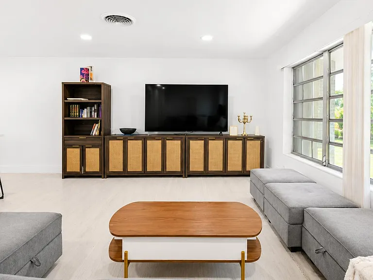 5911 SW 36th Ter — Photo 4