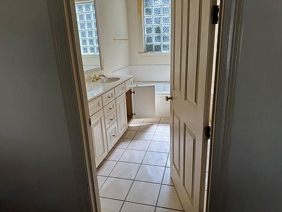 5th image of 73 Pinehurst Dr