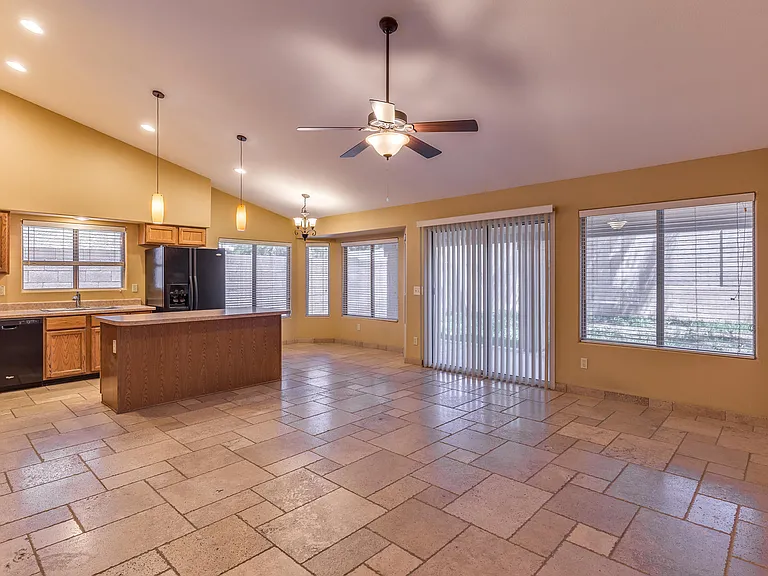 431 N Leoma Ln — Photo 5