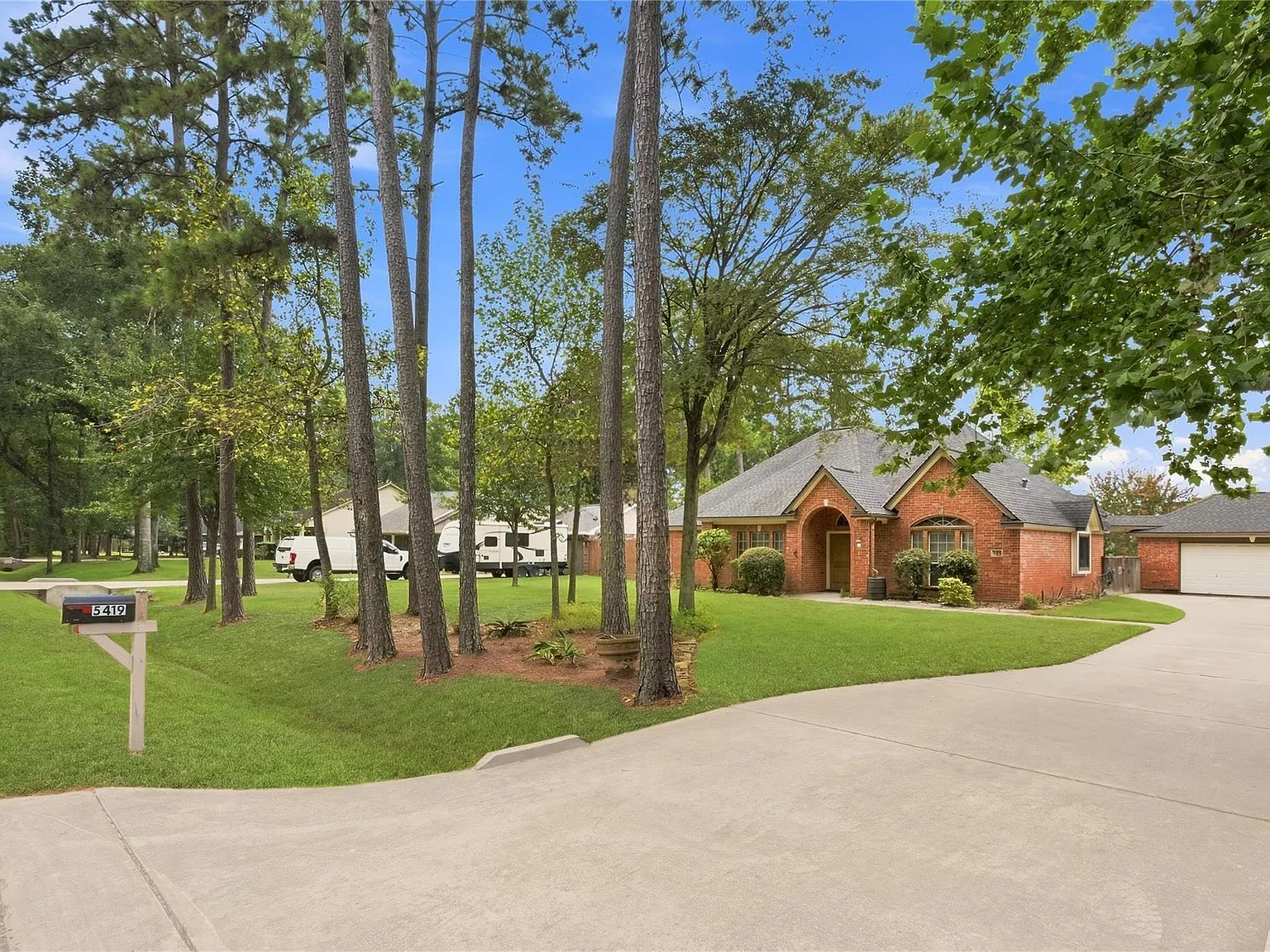 3 bed, 2.0 bath, 2227 sqft, $2,450 — Photo 3