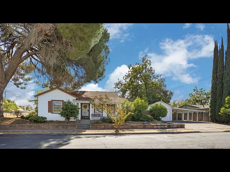 1802 W Harding Way — Photo 1