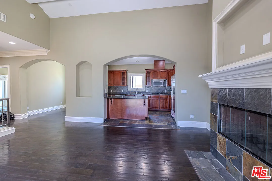 4 bed, 3.0 bath, 1820 sqft, $5,895 — Photo 4