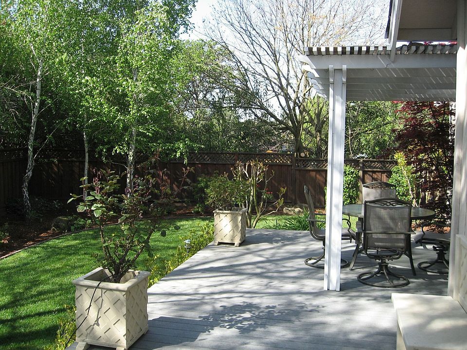 Covered back deck w/ trex