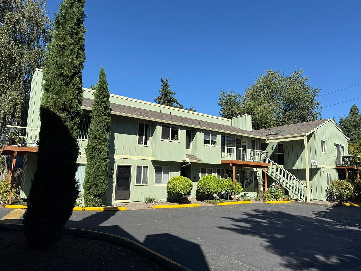 Traditional Style 1- & 2-bedroom apartments with a neighborly vibe! — Photo 3