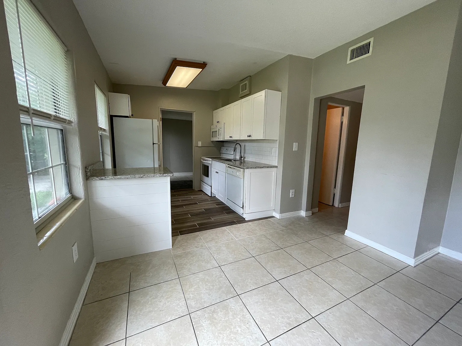 3 bed, 984 sqft, $1,600 — Photo 3