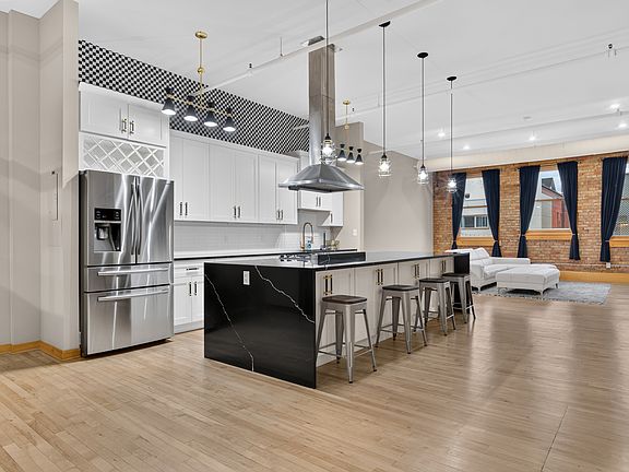 5th image of 109 E 17th St Ste 302