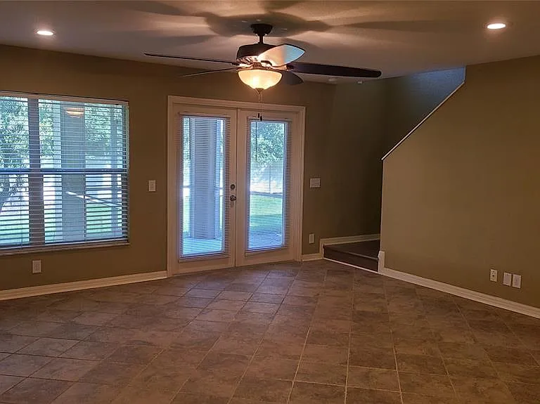 2914 Royal Tuscan Ln — Photo 36