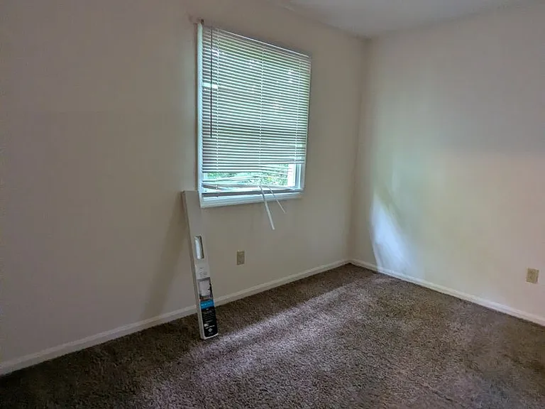 209 Surrey Ct — Photo 7