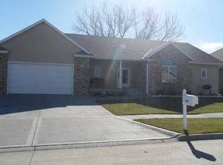 617 Leisure Ln, Hastings, NE 68901