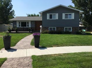 1813 Rose Ln, Williston, ND 58801