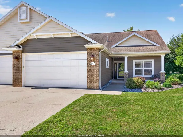 1717 Oak Hollow Ln, Neenah, WI 54956