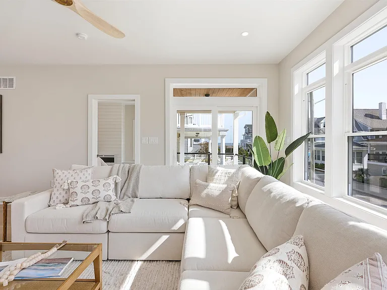 105 S Stratford Ave #BEACHBLOCK JULY AUG — Photo 23