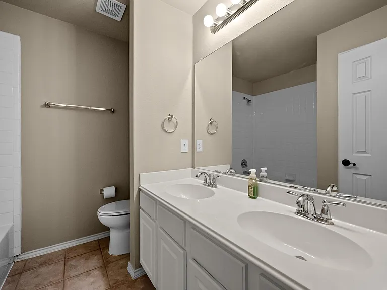 4617 Kingsway Ln — Photo 9