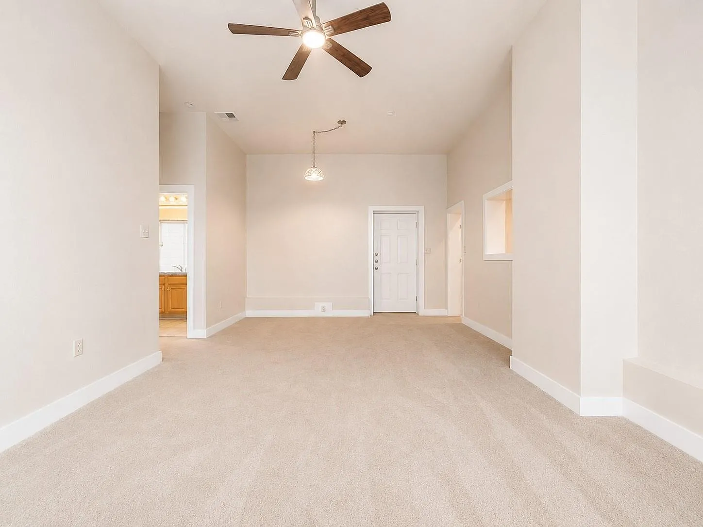 1 bed, 1.0 bath, 1050 sqft, $1,650 — Photo 2