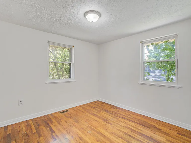 2418 1/2 Laurel St — Photo 24