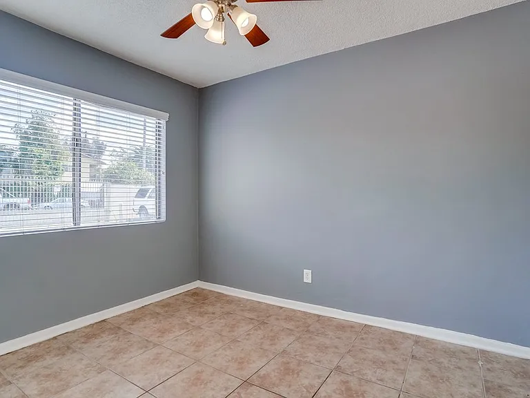 2425-2431 S Ridgeley Dr — Photo 23