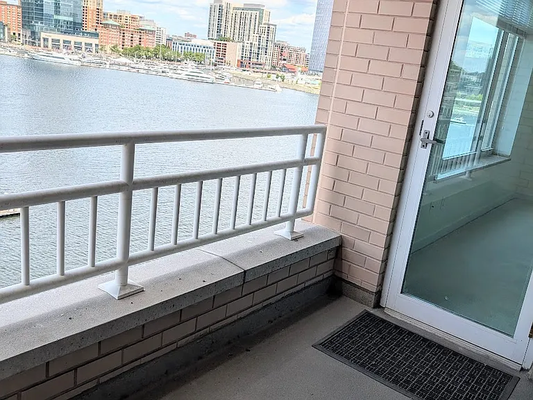 Shared balcony between bedrooms