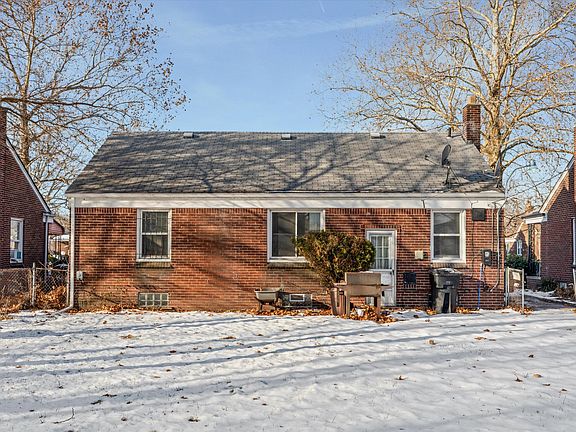 3rd image of 20496 Mark Twain St