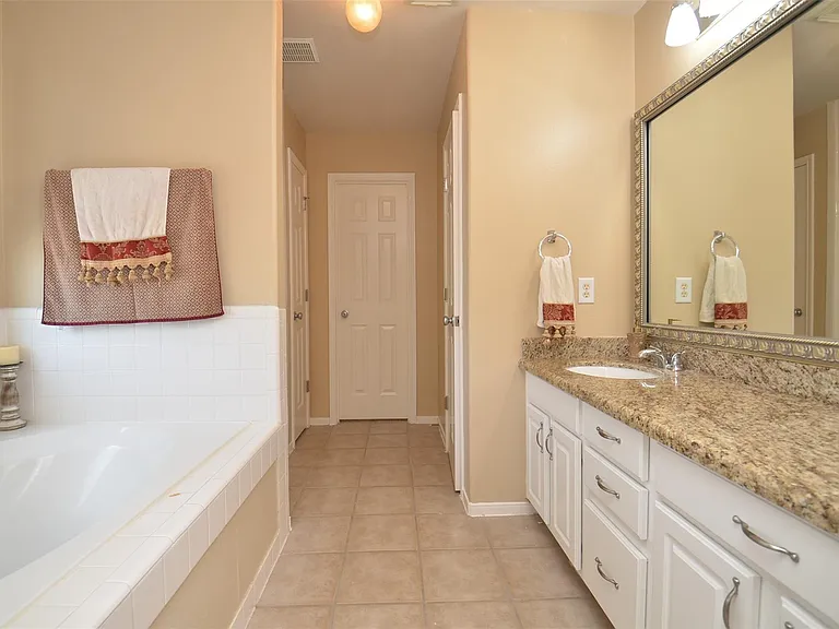 2911 Meadowglen Cv — Photo 42