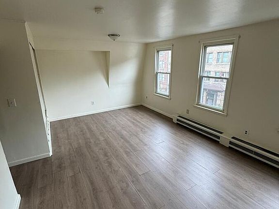 3rd image of 129 Saratoga Ave