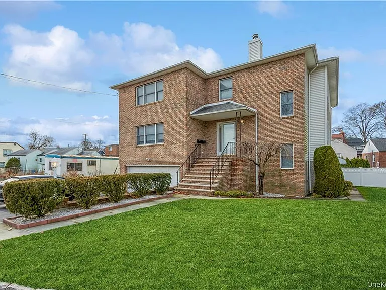 Victoria Ln — Photo 1