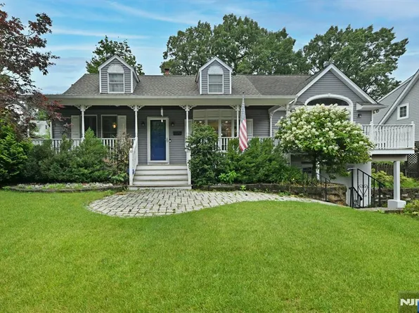 211 Spruce St, Midland Park, NJ 07432