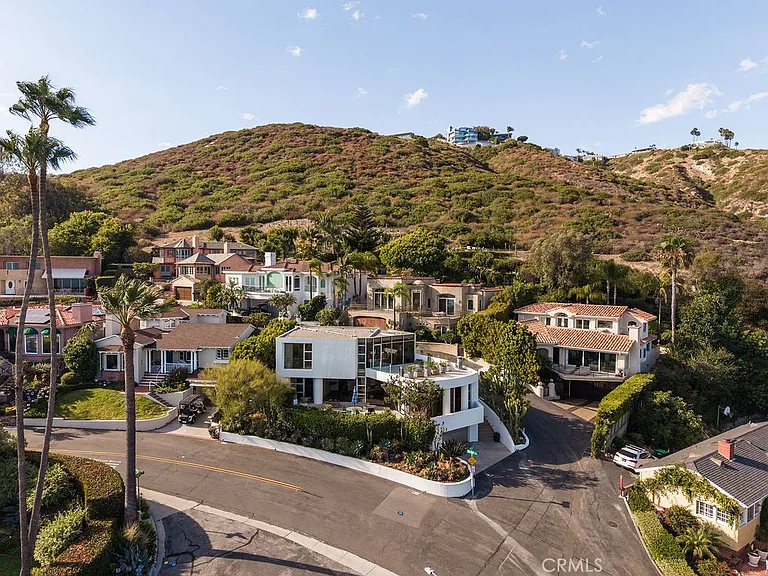 920 Skyline Dr — Photo 2