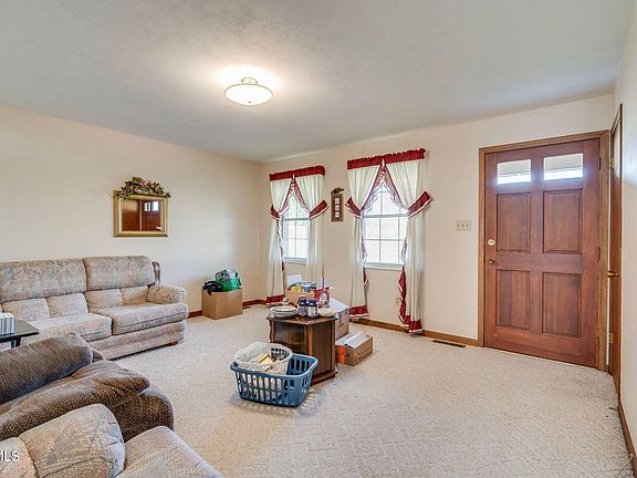 5th image of 157 Lakeview Cir