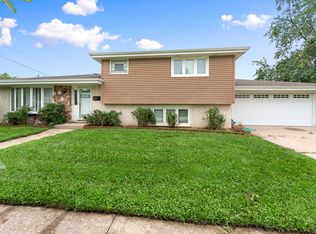 8830 W Lotus Dr, Hickory Hills, IL 60457