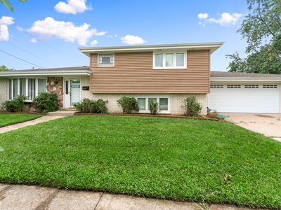 8830 W Lotus Dr, Hickory Hills, IL, 60457