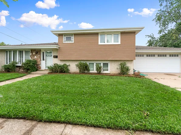 8830 W Lotus Dr, Hickory Hills, IL 60457