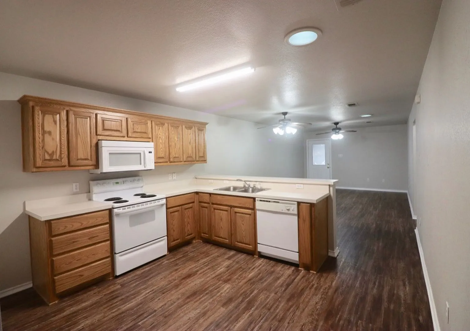 For Lease! Nicely Remodeled 3 Br - 2 Ba Brick Duplex With A 2 Car Garage In Weatherford. — Photo 4
