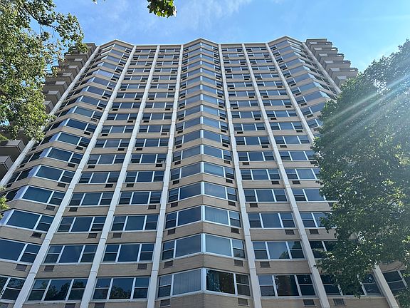 2nd image of 555 W Cornelia Ave APT 1008