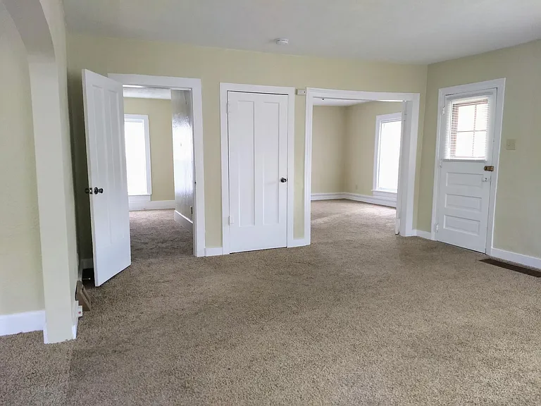 136 E Lawrence St — Photo 7