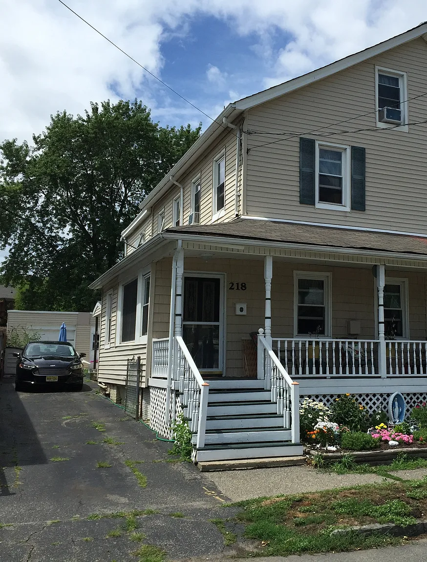 218 2nd St photo 1